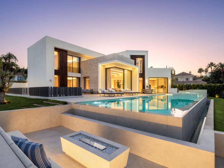 Exqusite frontline golf villa in Las Brisas, Nueva Andalucia.