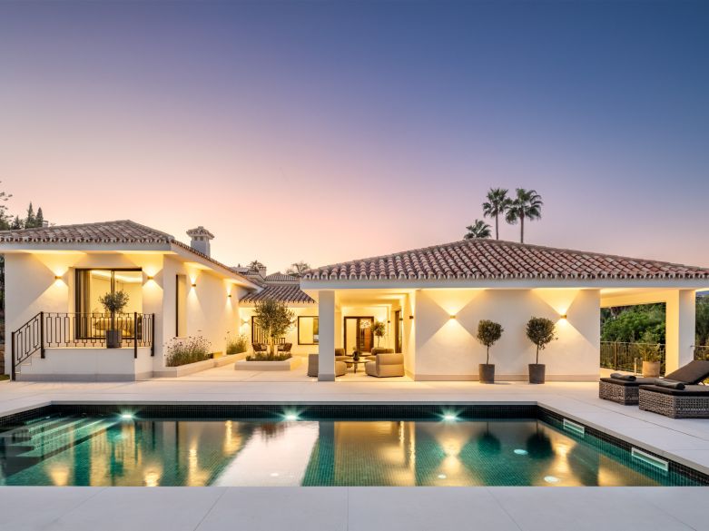 A captivating modern villa next to Las Brisas Golf in Nueva Andalucia!
