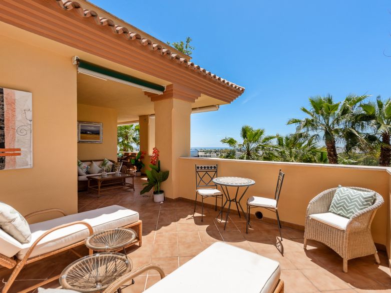 Terraza soleada, vistas al mar, a poca distancia de la playa y Puerto Banus!