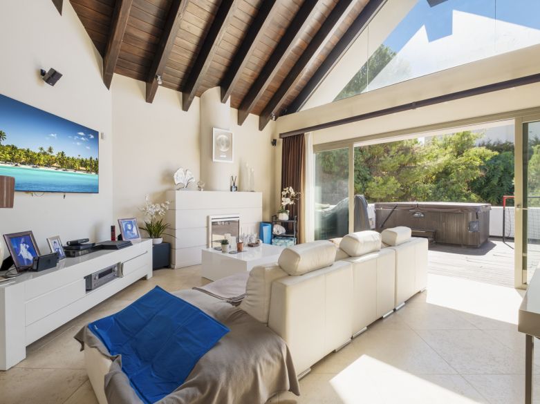 Stunning duplex penthouse with views to the golf course, the mountains and the sea!
