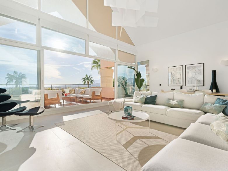 Fabulous renovated penthouse with breathtaking views and a private swimming pool in Magna Marbella!