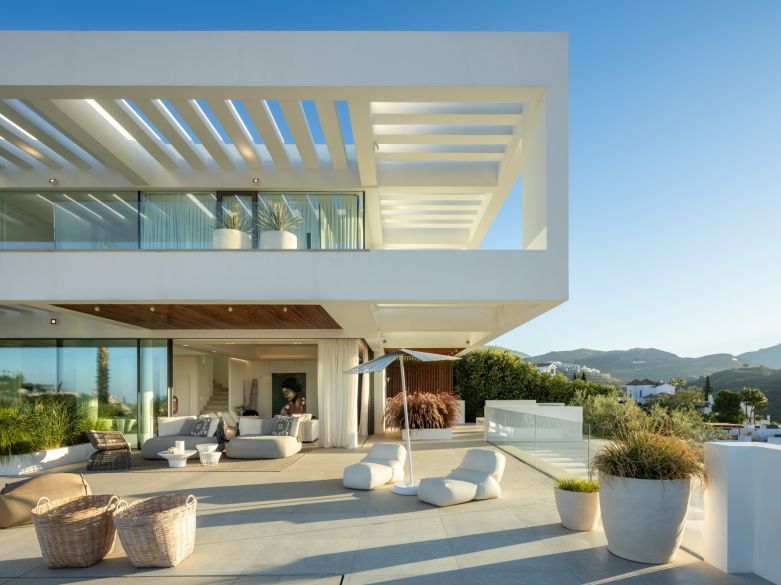 Contemporary villa with panoramic views in La Quinta!