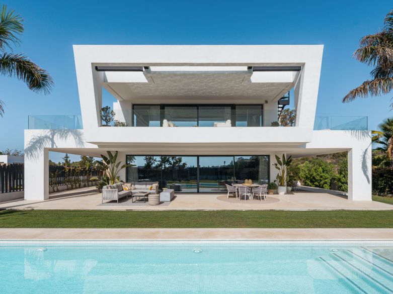Contemporary 5-bedroom villa in Lomas del Virrey in Marbella's Golden Mile.