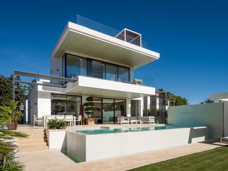 Impresionante villa contemporánea, situada a 200 metros de la playa en Casasola!