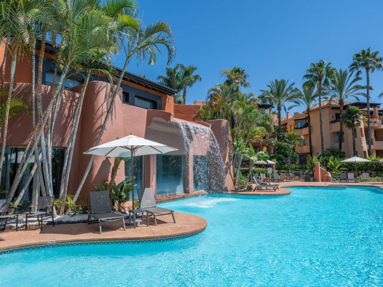 Elegant and luxurious apartment in Mansion Club, on Marbella's Golden Mile.