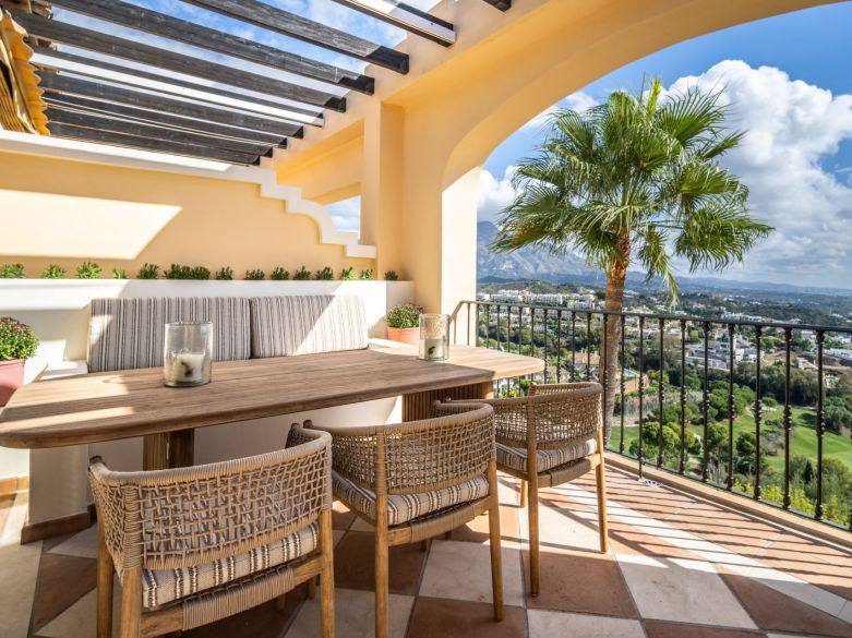 Renovado ático con vistas panorámicas en una de las comunidades más apreciadas de La Quinta!