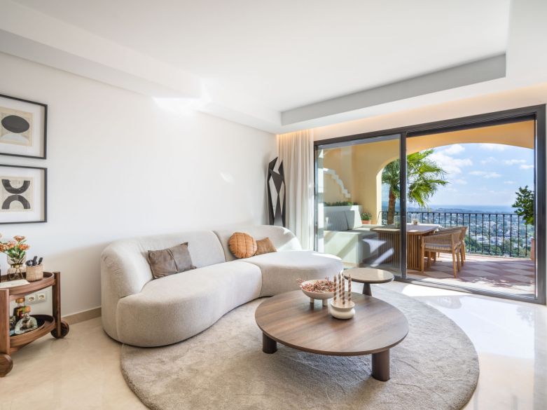 Renovado ático con vistas panorámicas en una de las comunidades más apreciadas de La Quinta!