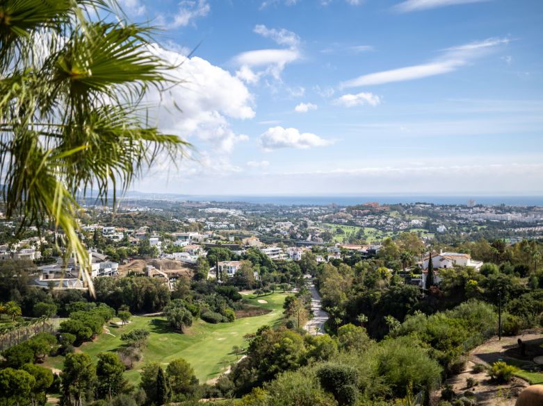 Renovado ático con vistas panorámicas en una de las comunidades más apreciadas de La Quinta!