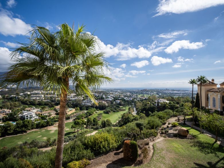 Renovado ático con vistas panorámicas en una de las comunidades más apreciadas de La Quinta!