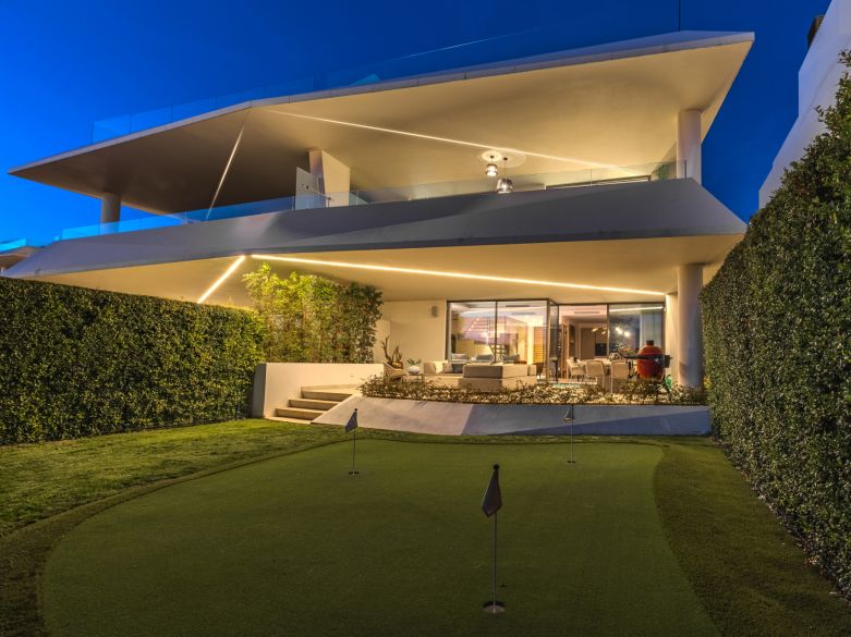 Superbe maison récente avec vue imprenable et proche de toutes commodités à Nueva Andalucia!