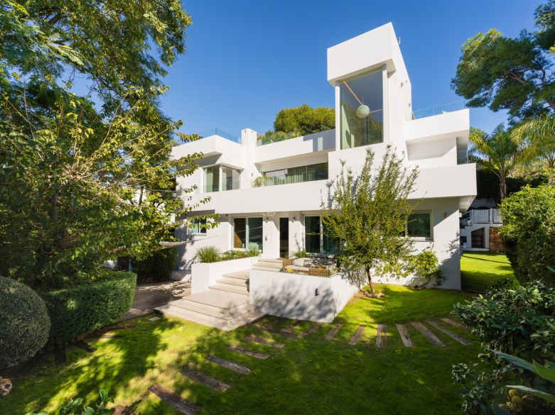 Modern Luxury in Lower Nueva Andalucía – An ideal family home!