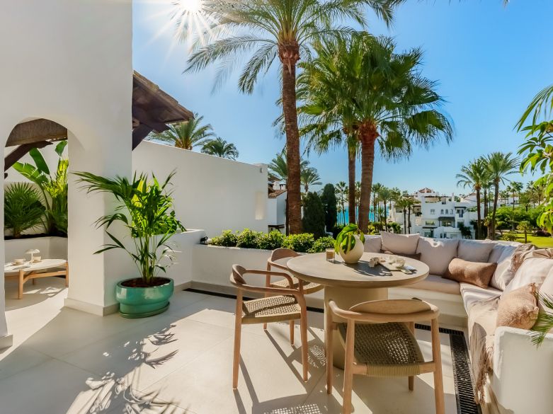Avant-garde penthouse located in the beachfront Alcazaba Beach complex close to Estepona centre.