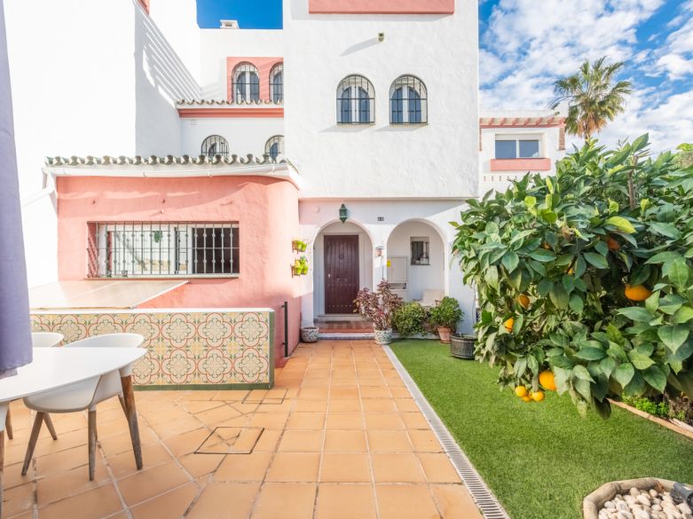 Maison de ville familiale spacieuse avec un potentiel sans fin à Bel Air!