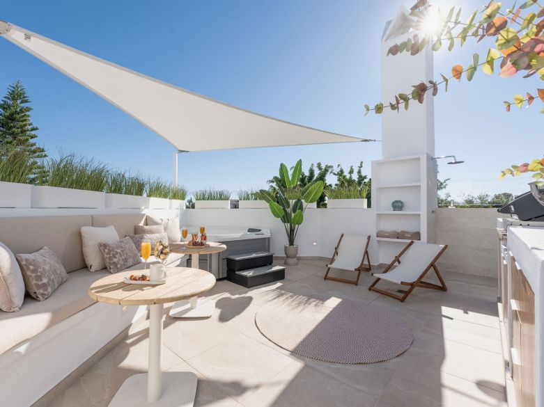 Refurbished townhouse with a great rooftop terrace in Altos del Rodeo, close to Puerto Banus!