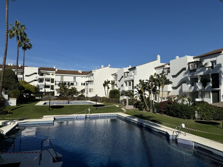 Excellent appartement d'angle avec vue dégagée dans un complexe d'appartements populaire à Bel Air, Estepona