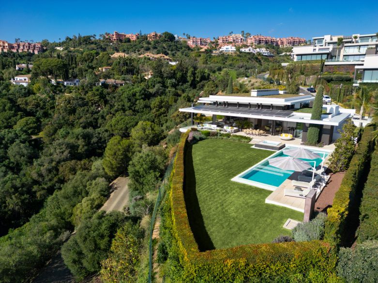 Exceptional new built villa enjoying privacy and panoramic views in the hills of Benahavis!