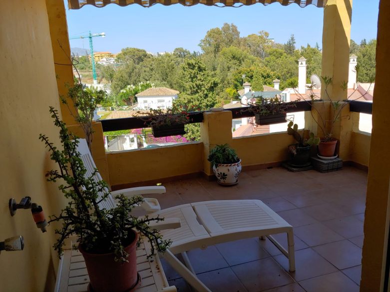 Elegant Frontline Golf Duplex Penthouse in Guadalmina Alta