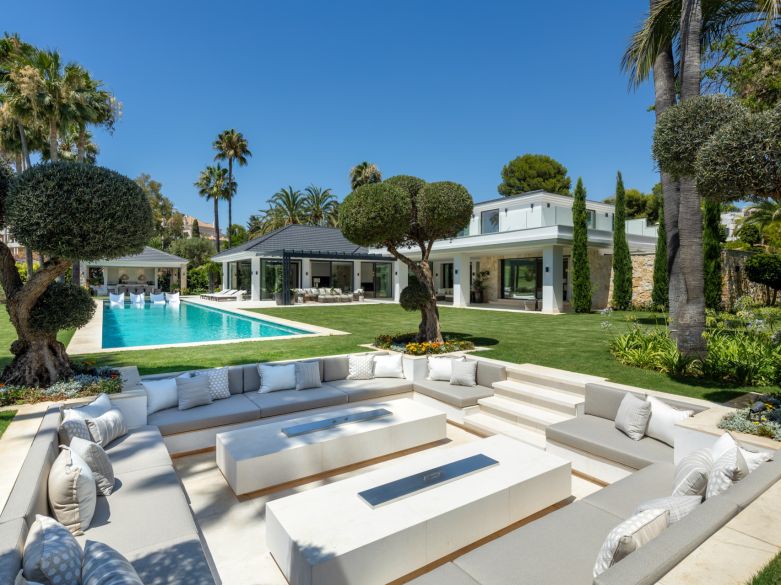 Awe-inspiring frontline golf villa in Nueva Andalucia - Marbella!