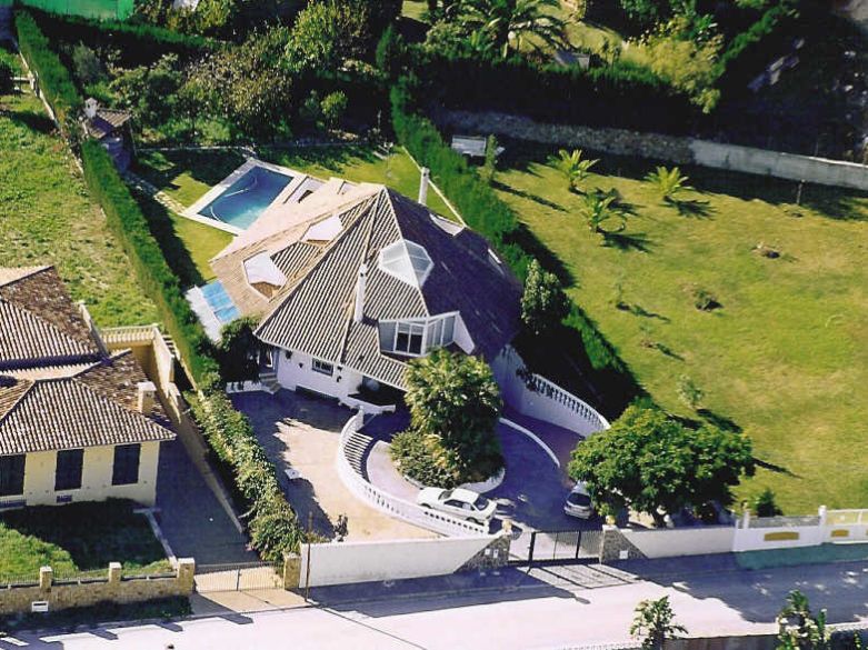 Spacious villa full of character and endless potential in Bel Air, Estepona!