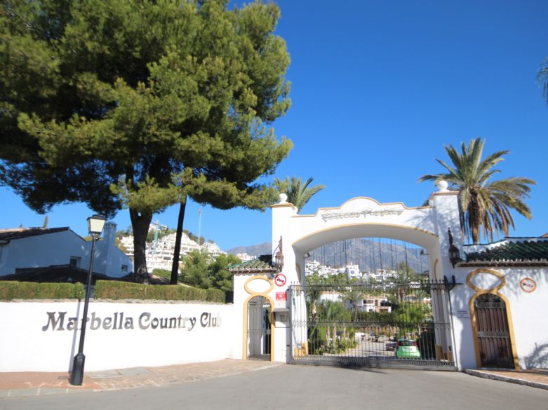 Primera parcela orientada al sur en una prestigiosa comunidad cerrada en el Valle del Golf de Nueva Andalucía!