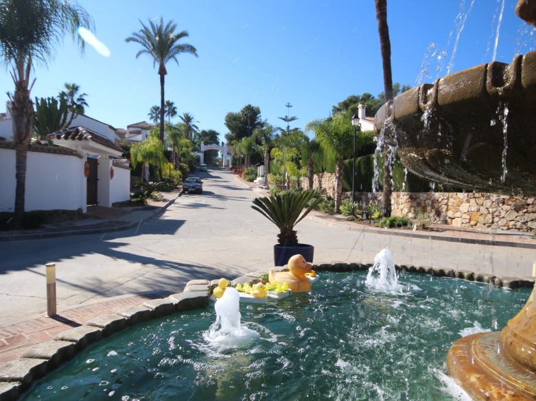 Primera parcela orientada al sur en una prestigiosa comunidad cerrada en el Valle del Golf de Nueva Andalucía!