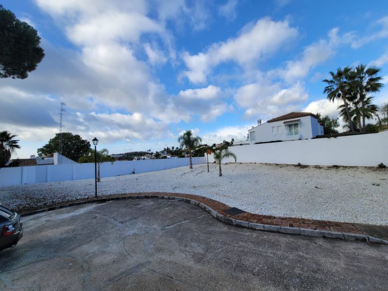 Primera parcela orientada al sur en una prestigiosa comunidad cerrada en el Valle del Golf de Nueva Andalucía!