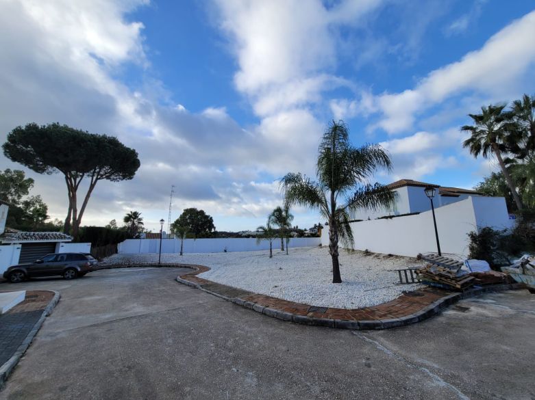 Primera parcela orientada al sur en una prestigiosa comunidad cerrada en el Valle del Golf de Nueva Andalucía!