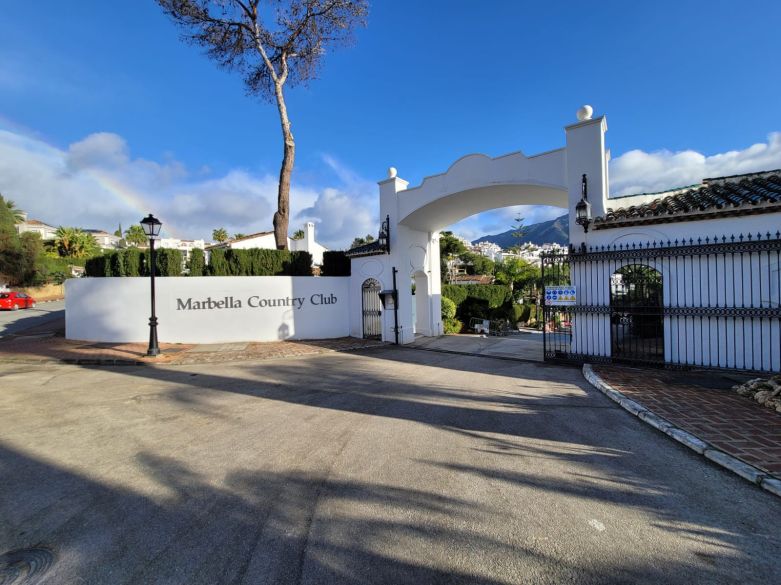 Primera parcela orientada al sur en una prestigiosa comunidad cerrada en el Valle del Golf de Nueva Andalucía!