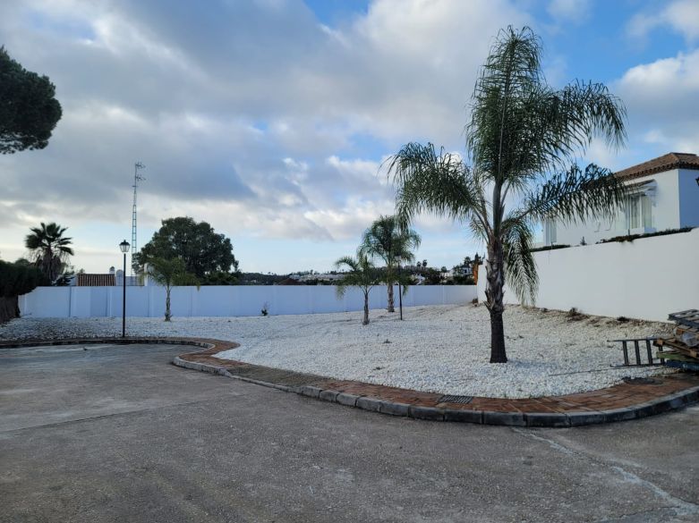 Primera parcela orientada al sur en una prestigiosa comunidad cerrada en el Valle del Golf de Nueva Andalucía!