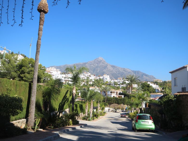Primera parcela orientada al sur en una prestigiosa comunidad cerrada en el Valle del Golf de Nueva Andalucía!