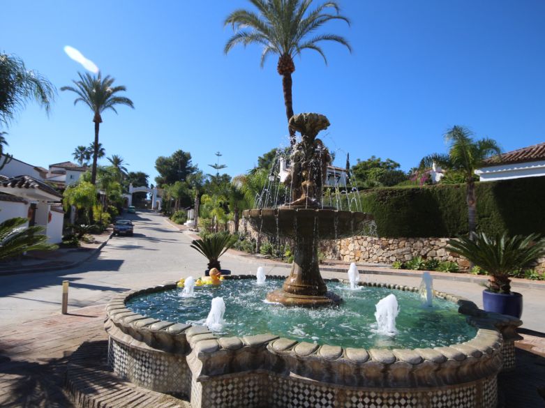 Primera parcela orientada al sur en una prestigiosa comunidad cerrada en el Valle del Golf de Nueva Andalucía!