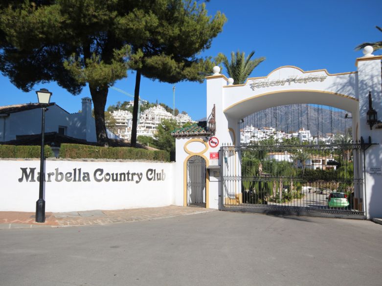 Primera parcela orientada al sur en una prestigiosa comunidad cerrada en el Valle del Golf de Nueva Andalucía!