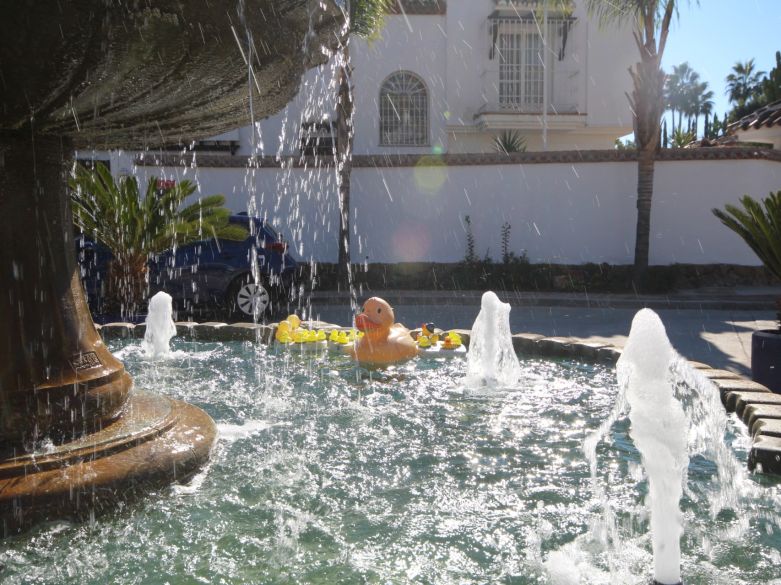 Primera parcela orientada al sur en una prestigiosa comunidad cerrada en el Valle del Golf de Nueva Andalucía!