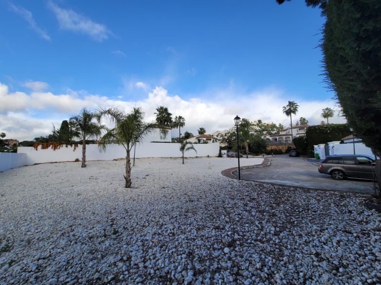 Primera parcela orientada al sur en una prestigiosa comunidad cerrada en el Valle del Golf de Nueva Andalucía!