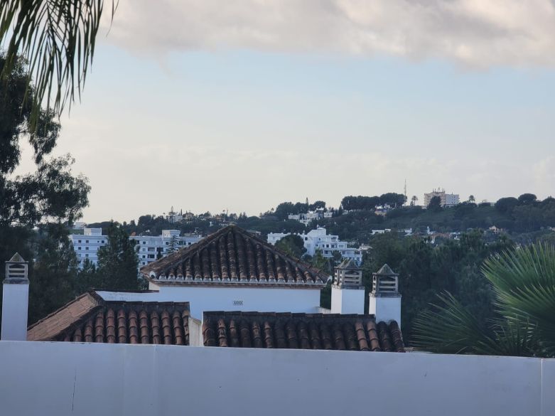 Primera parcela orientada al sur en una prestigiosa comunidad cerrada en el Valle del Golf de Nueva Andalucía!