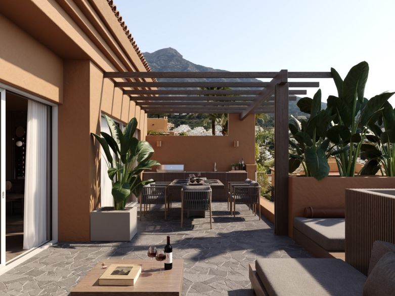 ¡Ático de lujo en Nueva Andalucía! Excelente ubicación, vistas al mar y a la montaña, cine privado.