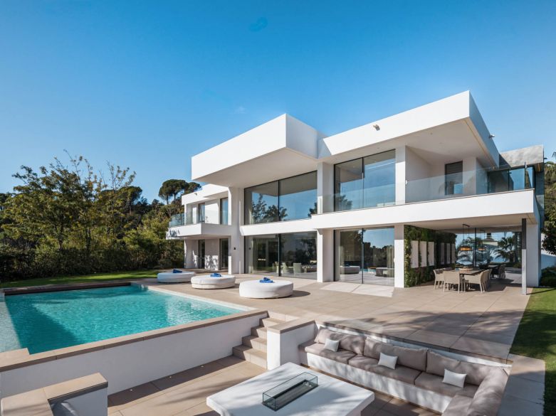 Newly built luxury villa in El Madroñal, in the hills of Benahavis!