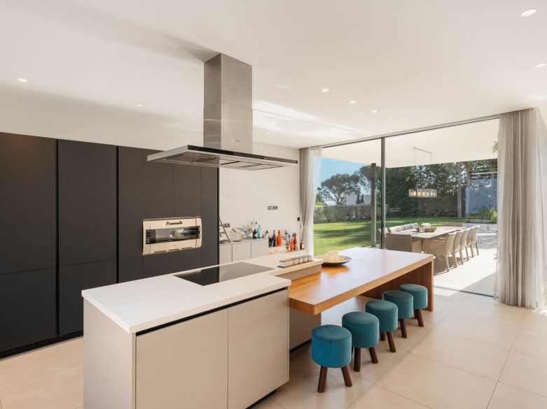 Villa de lujo recién construida en El Madroñal, en las colinas de Benahavís.