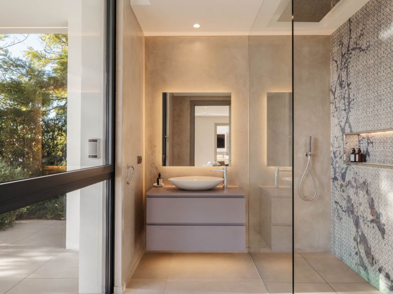 Villa de lujo recién construida en El Madroñal, en las colinas de Benahavís.