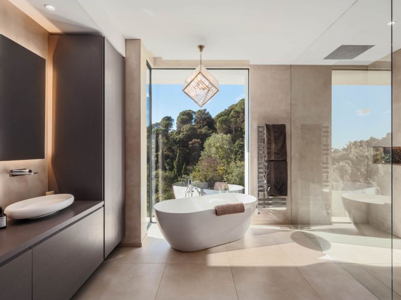 Villa de lujo recién construida en El Madroñal, en las colinas de Benahavís.