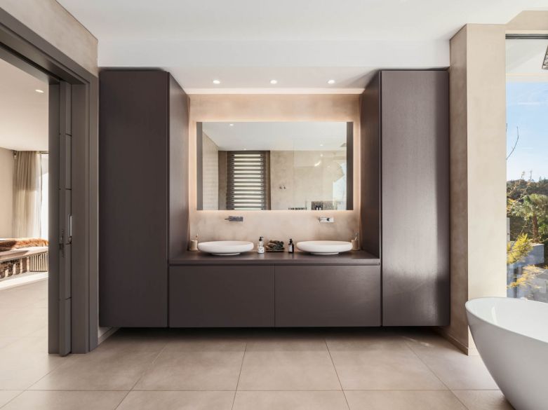 Villa de lujo recién construida en El Madroñal, en las colinas de Benahavís.