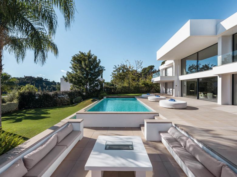 Villa de lujo recién construida en El Madroñal, en las colinas de Benahavís.