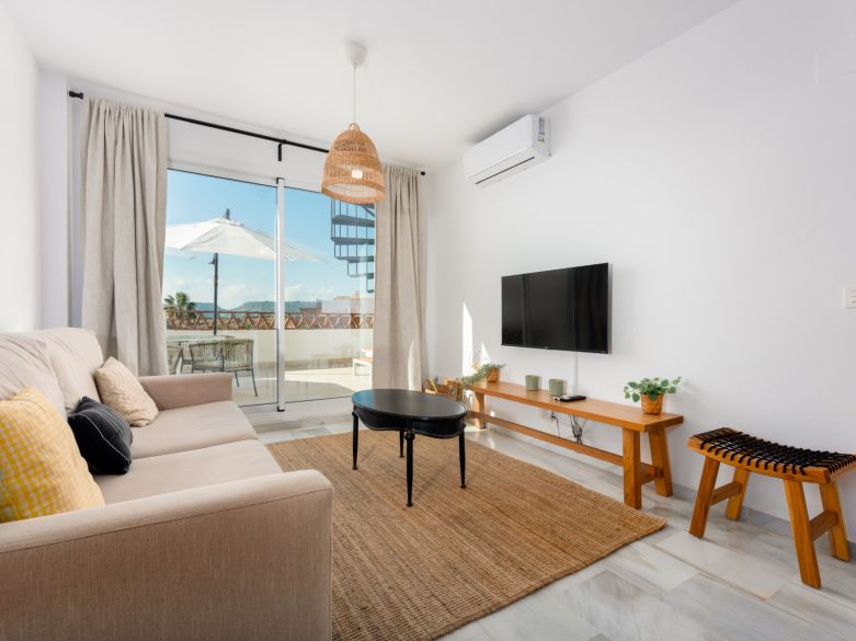 Apartamento moderno listo para habitar con una terraza privada en la azotea.