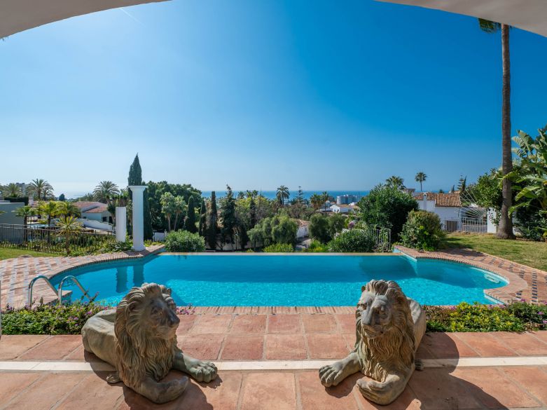 Villa elegante con impresionantes vistas al mar en Río Real, Marbella