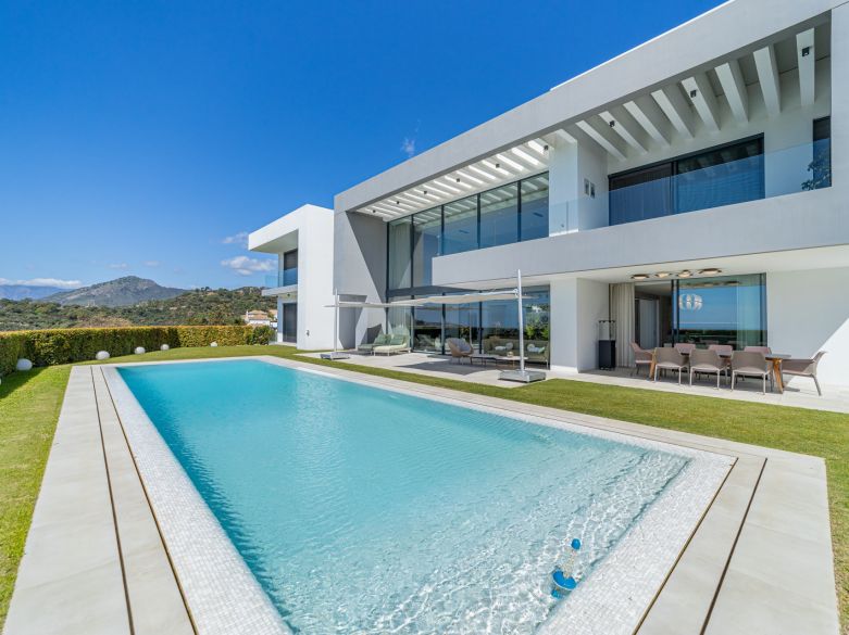 Exquisita Villa de Golf Frontline en Prestigioso Los Arqueros