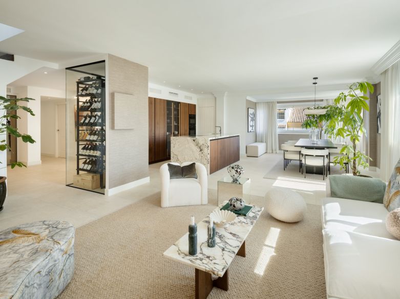 Refurbished 5 bedroom penthouse walking distance to both Marbella centre and the beach!