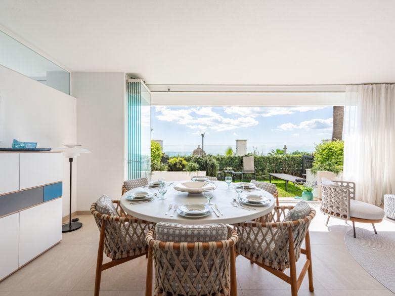 Apartamento frente al mar en la prestigiosa Doncella Beach junto a Playa Cristo en Estepona.