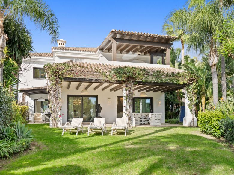 Wonderful southwest facing luxury villa in Lomas de Magna Marbella on Marbella's Golden Mile