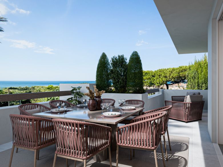 Extraordinario apartamento de 6 dormitorios en primera línea de playa y golf en Río Real / Los Monteros