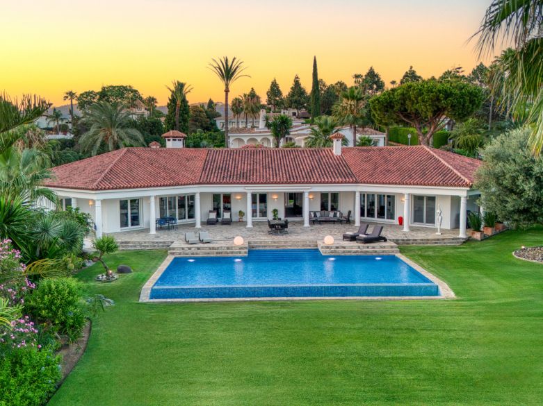 Hermosa villa orientada al sur ubicada en la codiciada zona de Hacienda Las Chapas, Marbella.